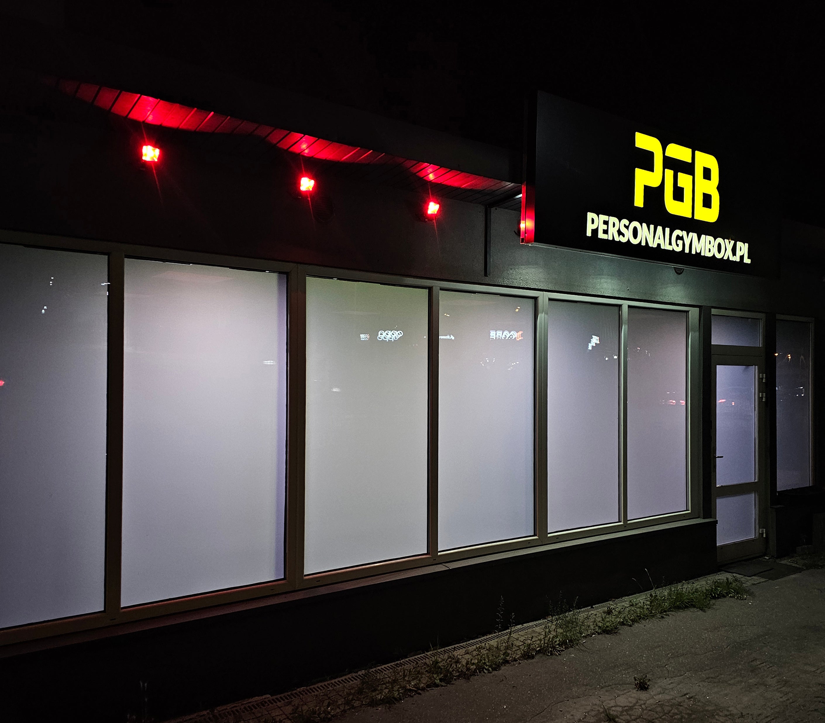 Siłownia Personal Gym Box z zewnątrz w nocy