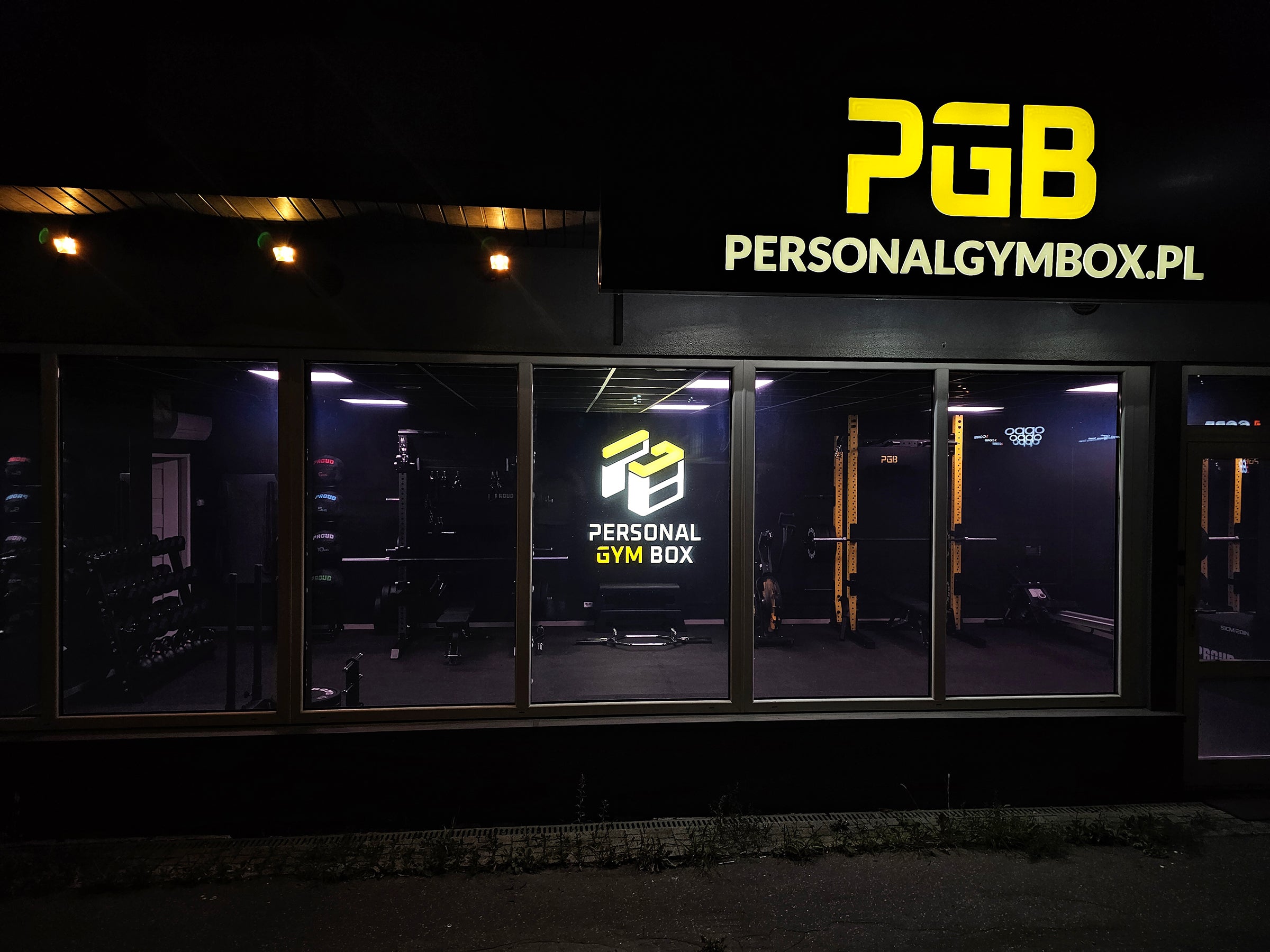 Siłownia Personal Gym Box z zewnątrz w nocy