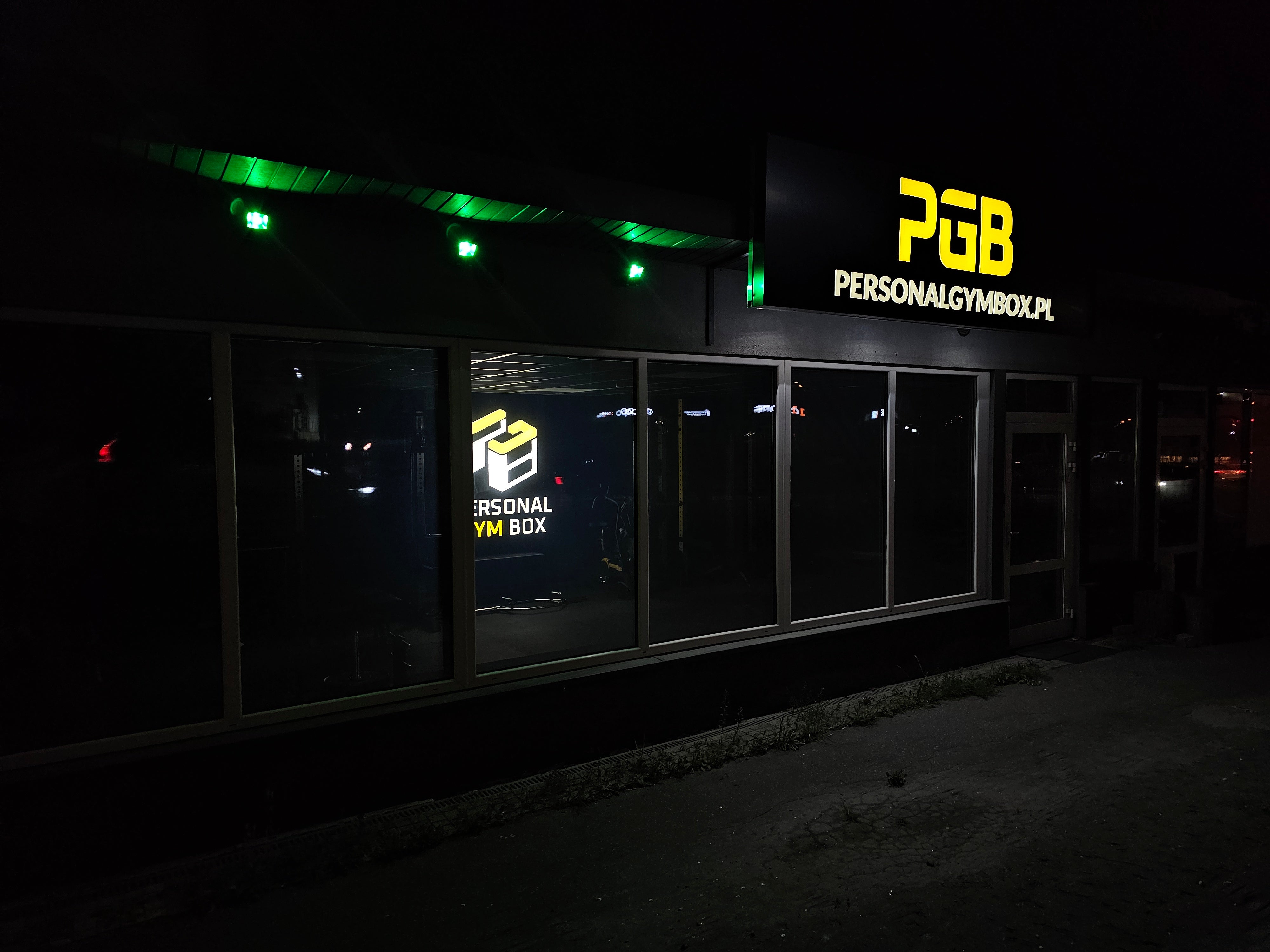 Siłownia Personal Gym Box zewnątrz w nocy